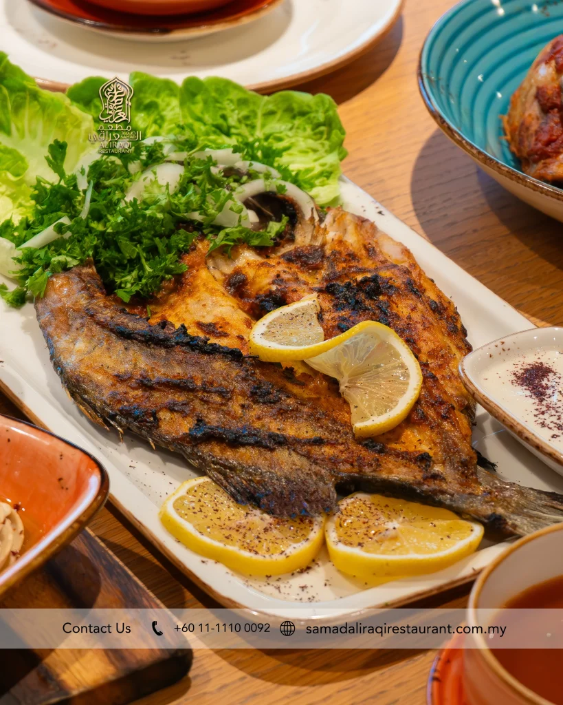 أفضل المطاعم العربية في كوالالمبور: مطعم صمد العراقي

تُعد كوالالمبور واحدة من أكثر المدن تنوعاً في المأكولات، ويحتل المطبخ العربي مكانة مميزة بين سكانها وزوارها العرب. تنتشر المطاعم العربية في جميع أنحاء كوالالمبور، حيث يمكن للزائر تذوق النكهات العراقية، السورية، اليمنية، واللبنانية في أجواء تعبّر عن روح الضيافة الشرقية. من بين هذه المطاعم يبرز مطعم صمد العراقي كأحد أفضل المطاعم العربية في كوالالمبور لما يقدمه من تجربة فريدة تمزج بين الأصالة والفخامة.
مطعم صمد العراقي: وجهة الذوّاقة العرب في قلب ماليزيا
يُعتبر مطعم صمد العراقي من أبرز معالم الضيافة العربية في كوالالمبور، إذ استطاع أن يقدّم صورة مشرقة عن المطبخ العراقي والعربي بلمسة راقية تناسب الذوق الماليزي والعالمي. المطعم لا يقتصر على الأطباق العراقية التقليدية فحسب، بل يقدّم تشكيلة واسعة من المأكولات العربية والغربية بمستوى فاخر من الجودة والعرض.
من أشهر أطباقه: كباب صمد الشهير، المسكوف العراقي وطبق الدولمة العراقي، المندي، التشريب، القوزي، البرياني والمقبلات العراقية والمأكولات السورية التي تُحضّر طازجة يومياً. ويتميّز بتقديمه الطعام في أجواء تعكس الدفء والكرم العربي، ما يجعل مطعم صمد العراقي في كوالالمبور خياراً مثالياً للعائلات والسياح العرب الباحثين عن الراحة والمذاق الأصيل، يمكنكم تصفح قائمة الطعام المتوفرة في مطعم صمد العراقي عبر: تبويب قائمة الطعام.
تجربة المذاق الشرقي الأصيل في أجواء عربية راقية
تم بناء المطعم وفق هندسة معمارية عربية رائعة تجمع بين الفخامة الكلاسيكية واللمسات الشرقية الحديثة. عند دخولك المطعم، ستشعر وكأنك في قصر عربي بفضل الأقواس المزخرفة والإضاءة الهادئة التي تعزز من روح المكان. هذه الأجواء تجعل تجربة تناول الطعام تجربة متكاملة، لا تقتصر على المذاق فقط بل تشمل الإحساس بالانتماء إلى الثقافة العربية في قلب ماليزيا.
يحرص فريق العمل على تقديم خدمة راقية وسريعة، مع اهتمام خاص براحة الضيوف، مما جعل تقييمات الزوار على المنصات السياحية مثل Tripadvisor تتصدر قوائم أفضل المطاعم العربية في كوالالمبور.
الفعاليات والخدمات الخاصة في أفضل مطعم عراقي في كوالامبور:
يقدّم مطعم صمد العراقي في كوالالمبور تجربة ضيافة متكاملة تجمع بين المذاق العربي الأصيل والخدمة الراقية والأجواء التي تعبّر عن روح الثقافة العربية. يوفّر المطعم مجموعة واسعة من الفعاليات والخدمات الخاصة لتلبية احتياجات الزوار من مختلف الفئات، سواء كانوا أفراداً أو عائلات أو مجموعات.
يستضيف المطعم الحفلات العائلية والمناسبات الخاصة في قاعات مزوّدة بتجهيزات حديثة وتصميم عربي فاخر يمنح الضيوف إحساساً بالدفء والفخامة. كما يقدّم خدمات تنظيم الولائم والمناسبات الرسمية مع قوائم طعام مخصّصة تلائم مختلف الأذواق.
خلال شهر رمضان المبارك، يُطلق المطعم عروضاً رمضانية مميّزة تشمل وجبات إفطار وسحور فاخرة ضمن أجواء روحانية تعبّر عن كرم الضيافة العراقية والعربية.
ويتيح المطعم أيضاً خدمة التوصيل والطلبات الخاصة في جميع أنحاء كوالالمبور، لتصل أطباقه الطازجة إلى الزبائن بنفس الجودة والنكهة الأصيلة التي يشتهر بها المطعم.
بفضل هذا التنوع في الخدمات، أصبح مطعم صمد العراقي الوجهة الأولى لكل من يبحث عن أجواء عربية راقية وتجربة طعام متكاملة في قلب العاصمة الماليزية.
موقع مطعم صمد العراقي في ماليزيا وطريقة الحجز
يقع المطعم في موقع استراتيجي وسط العاصمة الماليزية كوالالمبور:
📍 ماليزيا، كوالالمبور، مبنى منارا بريستيج، رقم1، شارع بينانغ، 50450.
📍 G-3, Menara Prestige, 1 Jalan Pinang, 50450 Kuala Lumpur, Malaysia
يمكنكم الحجز عن طريق التواصل عبر واتساب أو الاتصال على الرقم: +60 11-1110 0092
يفتح أبوابه يومياً ليستقبل الزوار من مختلف الجنسيات، ويُعد مكاناً مثالياً للغداء أو العشاء العائلي واللقاءات الرسمية أيضاً.
سواء كنت مقيماً في ماليزيا أو زائراً يبحث عن تجربة عربية متكاملة، فإن مطعم صمد العراقي يستحق أن يكون في صدارة قائمة أفضل المطاعم العربية في كوالالمبور.
